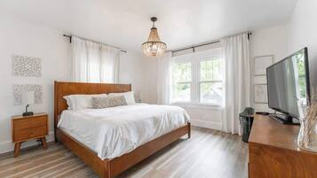 6 bedrooms, desk, iron/ironing board, travel crib