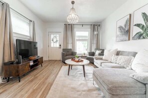 Smart TV - Spacious Duplex for Groups in Indy (Indianapolis)