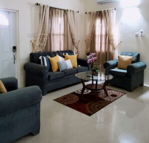 Living area - Shertan's Hideaway your perfect getaway, Just 15 minutes from Rafting Tour (Florence Hall Village)
