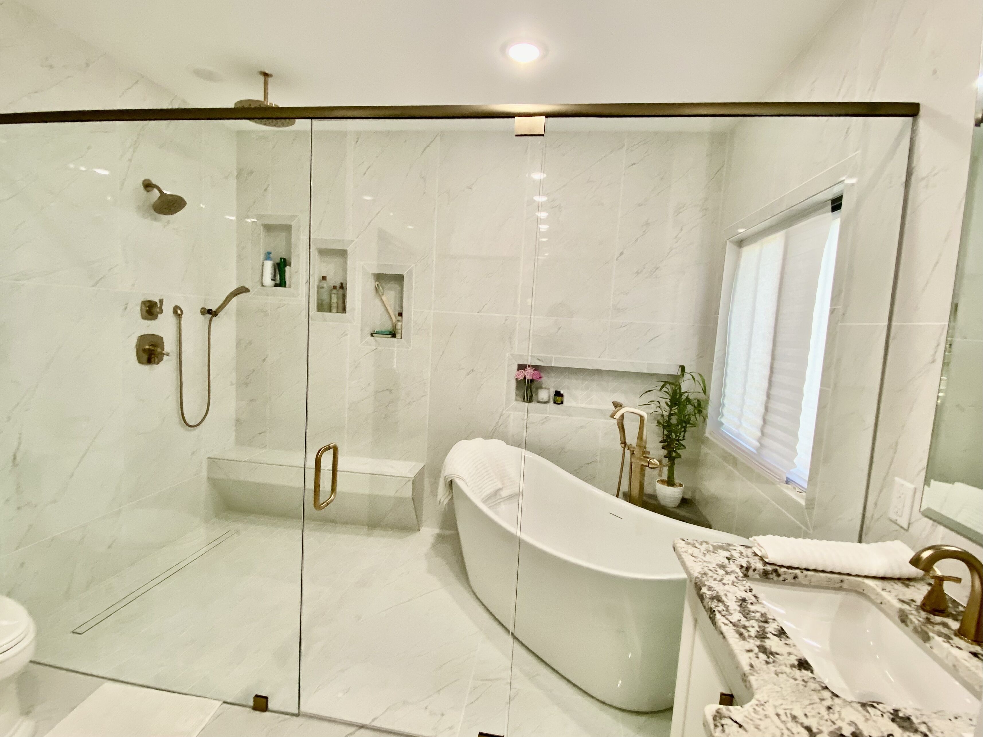 New Luxury home 5 min to Louisville convenient to Churchill Downs with hot tub 