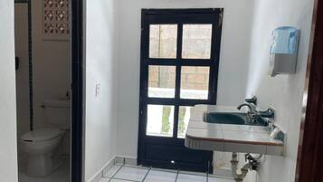 Familie tweepersoonskamer | Badkamer | Een douche, een regendouche, handdoeken