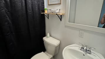 Basic Room | Bathroom | Free toiletries, towels, soap, shampoo