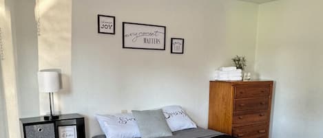 Basic Room | Free WiFi, bed sheets