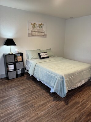 Basic Room | Free WiFi, bed sheets - Omro & Fish Inn (Omro)