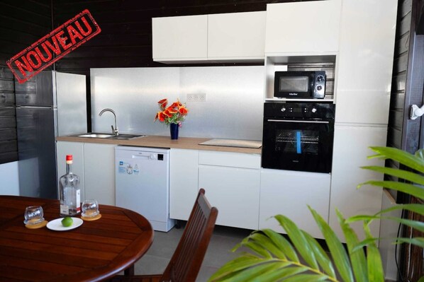 Fridge, microwave, oven, coffee/tea maker