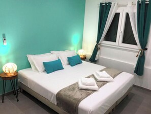 2 quartos, escrivaninha, ferros/tábuas de passar roupa, berço de viagem