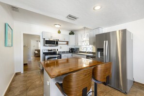 Kylskåp, mikrovågsugn, ugn och spishäll