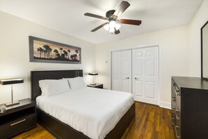 2 habitaciones, tabla de planchar con plancha y cuna de viaje