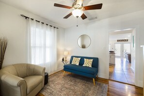 Smart TV - Walkable bayside home with private dock and large outdoor living area (Cedar Key)