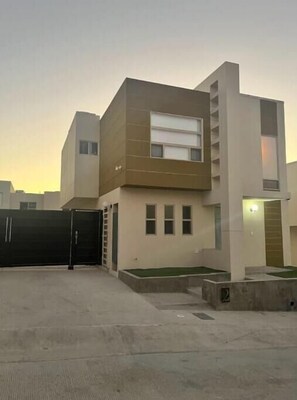 Exterior - Luxury awaits! New home, 10 min to Valle de Guadalupe. (Ensenada)