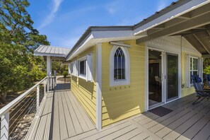 Exterior - Sunrise Cottage: A Serene Waterfront Retreat (Cedar Key)