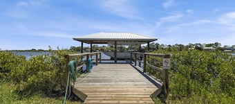 Welcome to Sunrise Cottage Stilt House: A Serene Waterfront Retreat