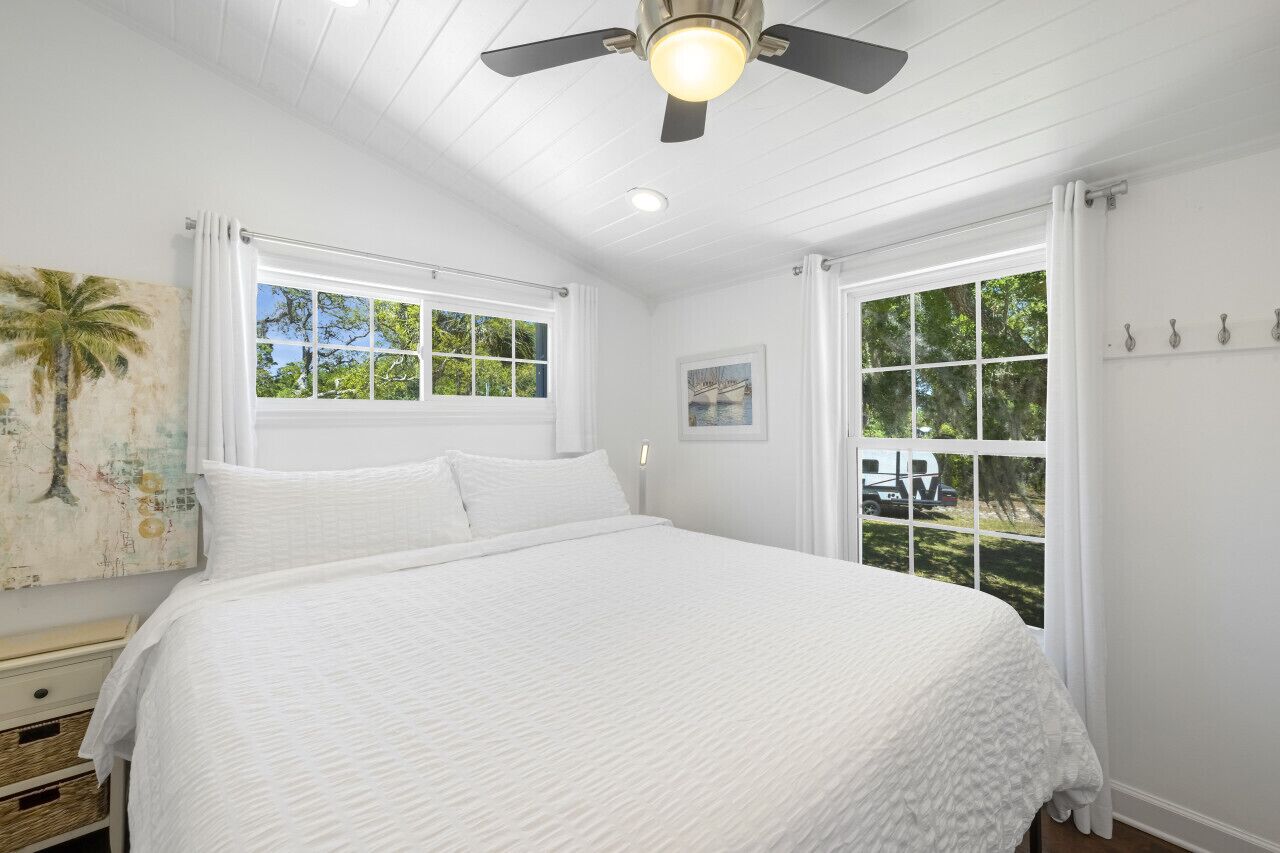 2 Schlafzimmer, Schreibtisch, Bügeleisen/Bügelbrett, Reisekinderbett