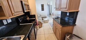 Een koelkast, een microgolfoven, een oven, een kookplaat