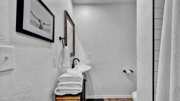 SĂšche-cheveux, serviettes fournies, shampoing, papier toilette