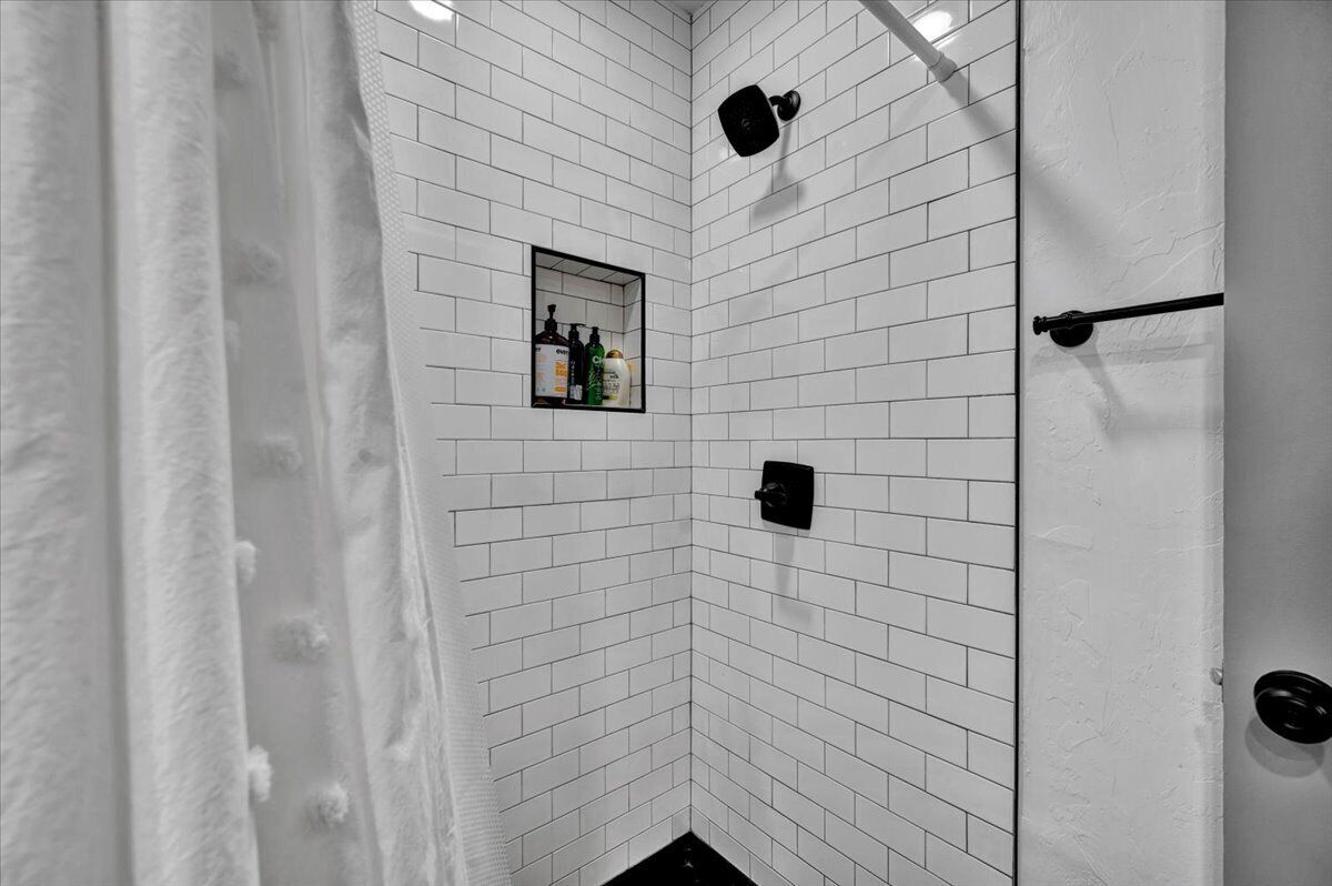 Sèche-cheveux, serviettes fournies, shampoing, papier toilette