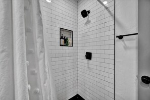 Secadora de cabello, toallas, shampoo, papel de baño 