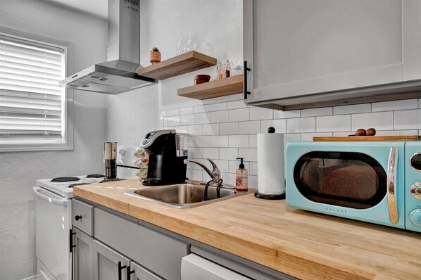 Horno, parrilla de estufa, cafetera y tetera y utensilios de cocina 