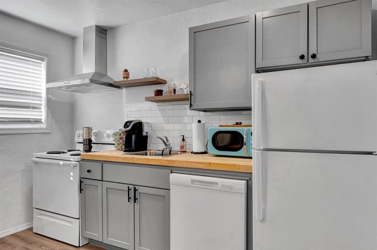 Oven, stovetop, coffee/tea maker, cookware/dishes/utensils