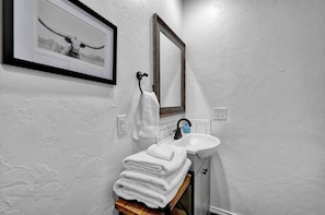 Secadora de cabello, toallas, shampoo, papel de baño 