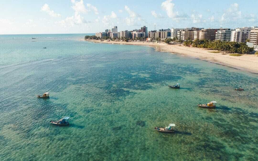 En la playa, arena blanca, 3 bares en la playa