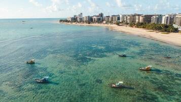 En la playa, arena blanca, 3 bares en la playa