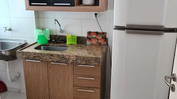 Basic Apartment | Private kitchen | Fridge, microwave, oven, blender