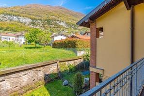 Um bairro residencial com casas, gramado e uma montanha ao fundo.