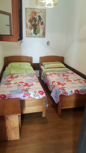 2 bedrooms, desk, iron/ironing board, travel crib