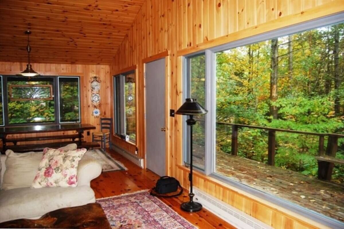 3 BEDROOM Cabin on Black Mountain, Jackson. Sleeps 8-10, dogs welcome.