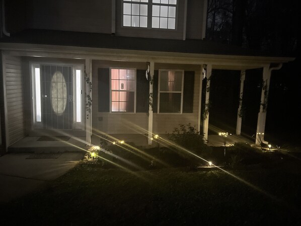 Exterior - Beautiful safe, quiet, family fun home. ATL, Air 17-20 min, Six Flags 34 min. (Ellenwood)