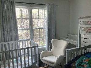 4 slaapkamers, een strijkplank/strijkijzer, reisbedje, gratis wifi