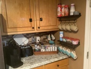 Interior - Beautiful safe, quiet, family fun home. ATL, Air 17-20 min, Six Flags 34 min. (Ellenwood)