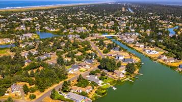 Vista aérea de una zona residencial con casas, un río y un puente.