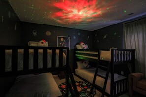 6 chambres, bureau, fer et planche à repasser, lit de bébé portatif