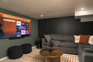 Smart TV, video games, table tennis, books - Parkside Retreat - NEW, HotTub, PoolTable & FirePit (Arvada)