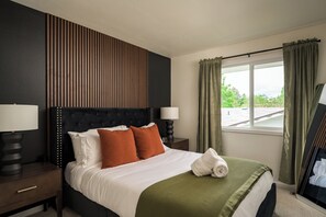 6 Schlafzimmer, Schreibtisch, Bügeleisen/Bügelbrett, Reisekinderbett