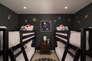 6 bedrooms, desk, iron/ironing board, travel crib - Parkside Retreat - NEW, HotTub, PoolTable & FirePit (Arvada)