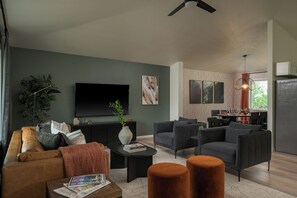 Smart TV, video games, ping pong, books - Parkside Retreat - NEW, HotTub, PoolTable & FirePit (Arvada)