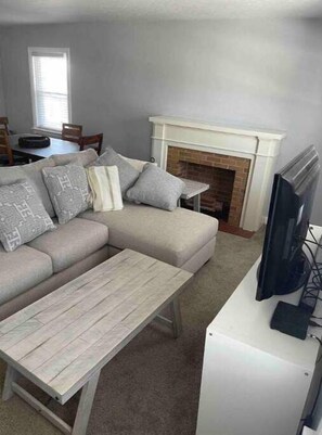 Smart TV - Fully Furnished Upper Suite in quiet Southmont. (Johnstown)