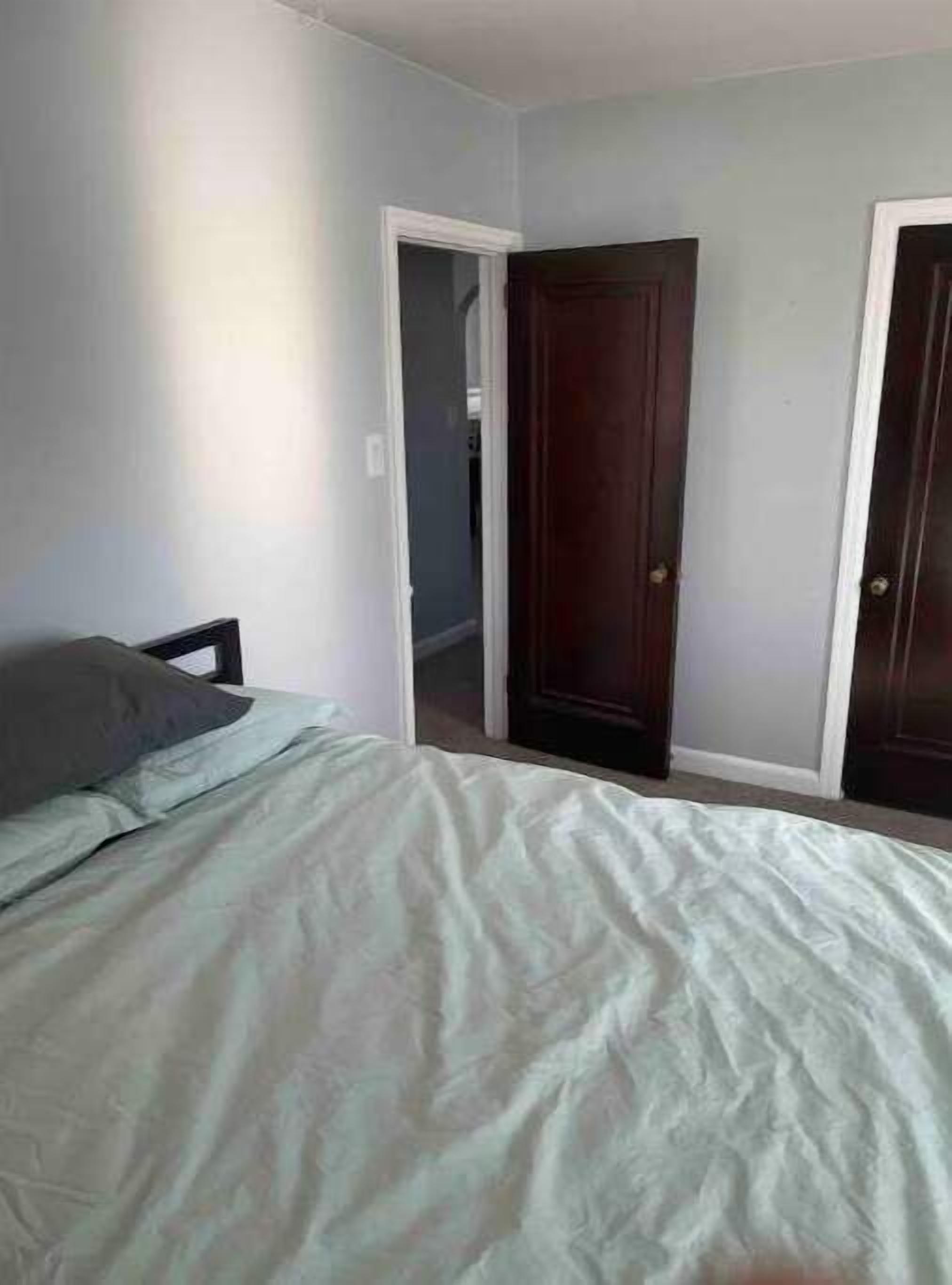 2 makuuhuonetta, tallelokero huoneessa, työpöytä, silitysrauta/-lauta