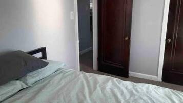 2 habitaciones, caja de seguridad en la habitación y escritorio