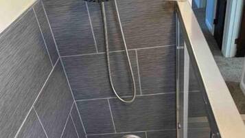 Regadera, toallas, papel de baño