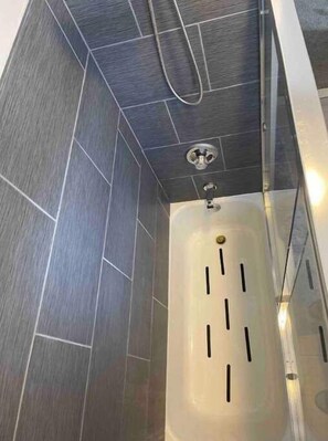 Dusche, Handtücher, Toilettenpapier