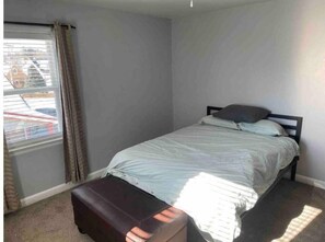 2 dormitorios, caja fuerte, escritorio y tabla de planchar con plancha