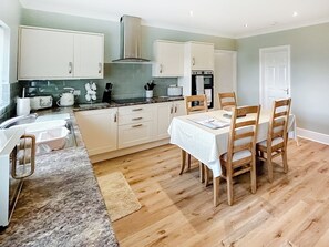 Dishwasher, high chair - 3 bedroom accommodation in Topcliffe, near Thirsk (Topcliffe, near Thirsk)