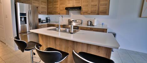 Refrigerador, microondas, horno y parrilla de estufa