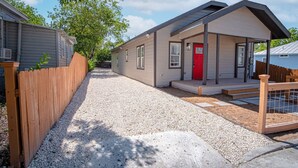 A row of mobile homes with a gravel driveway and wooden fences. - Delightfully Renovated 4 BR 2 BA Near DT Riverwalk (San Antonio)