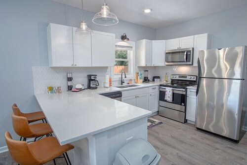 Delightfully Renovated 4 BR 2 BA Near DT Riverwalk