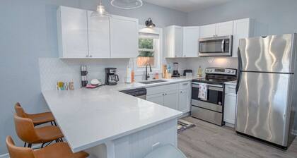 Delightfully Renovated 4 BR 2 BA Near DT Riverwalk